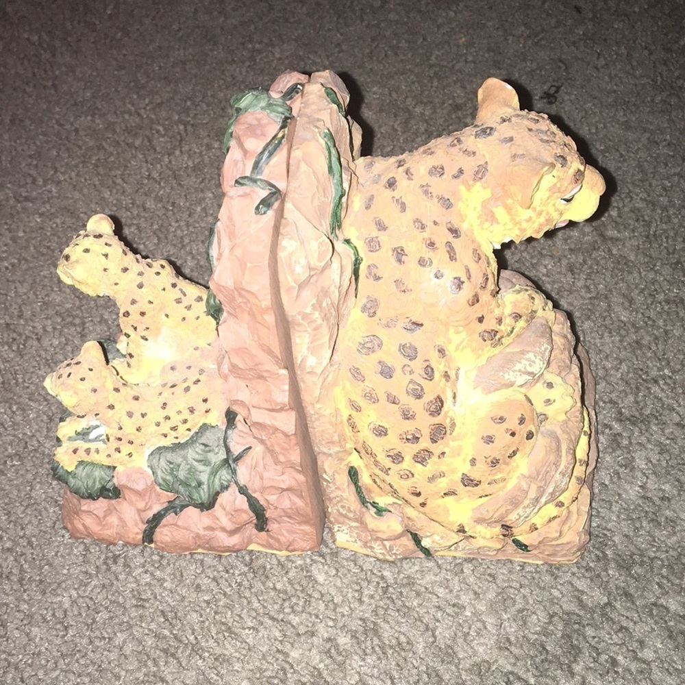 Cheetah Momma and Two Babies Book end Music Box - Picture 5 of 10